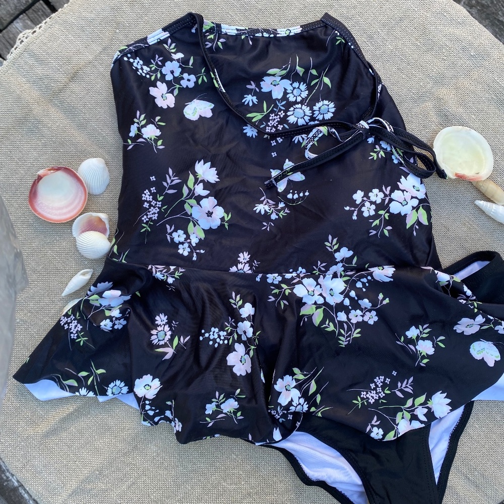 Sweet Floral print Halter Tankini with Peplum Black Bottoms